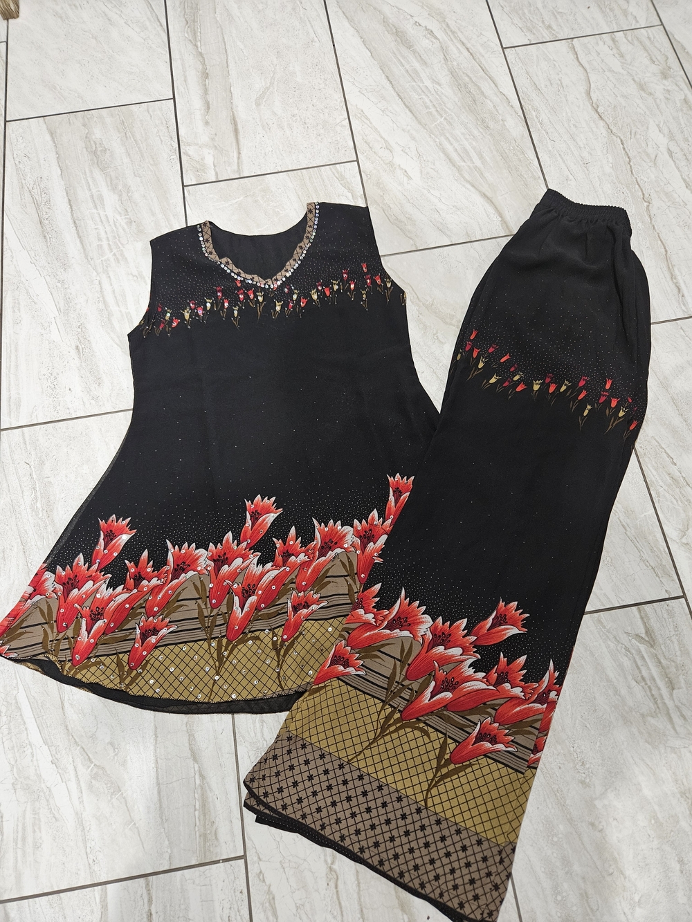 Source Unknown Black Women's Two-Piece Tunic and Pants Set with Red Floral Print